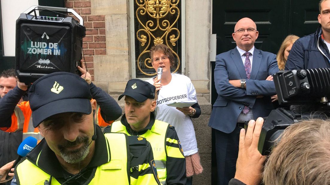 Gedeputeerde Staghouwer tijdens de protesten bij het Groninger provinciehuis, afgelopen oktober