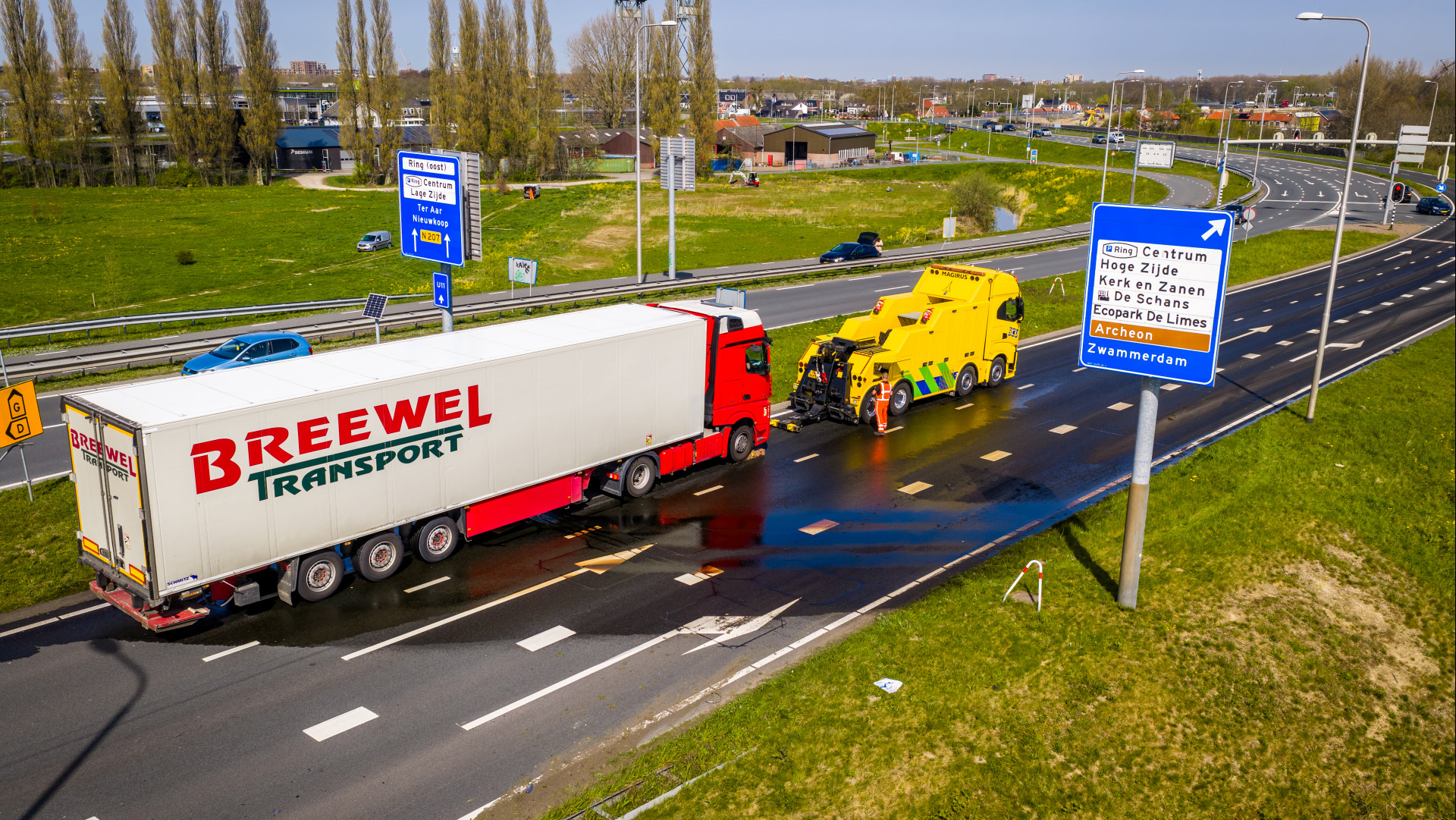 Tank van vrachtwagen loopt leeg na ongeluk, deel provinciale weg hele avond dicht.