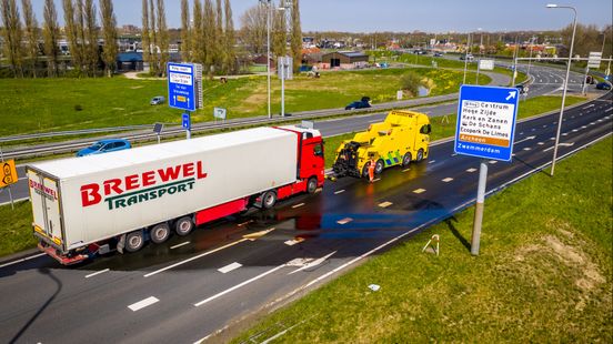 Tank van vrachtwagen loopt leeg na ongeluk, deel provinciale weg hele avond dicht. Tank van vrachtwagen loopt leeg na ongeluk, deel provinciale weg hele avond dicht.