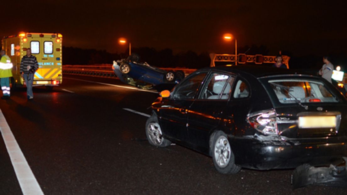 Auto over de kop op de A4 bij Rijswijk