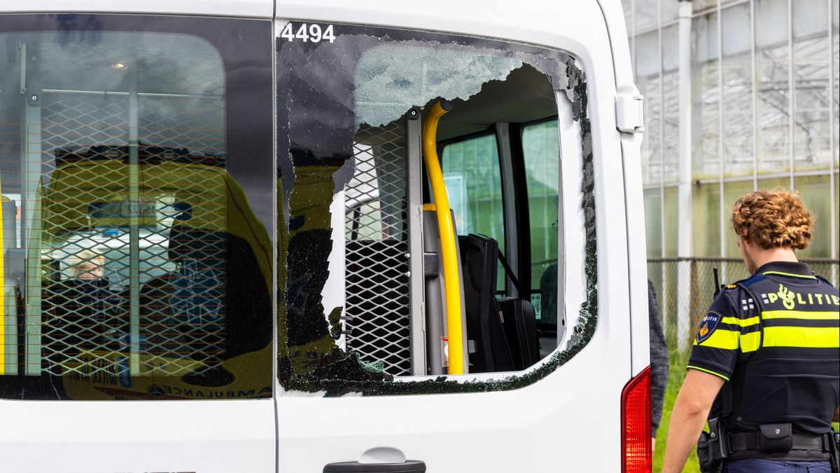 Fatbiker knalt op taxibusje en valt door achterruit