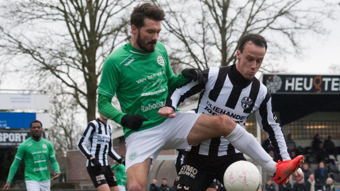 Westlandia-speler Edouard Duplan in duel met Jens Leyten van Gemert