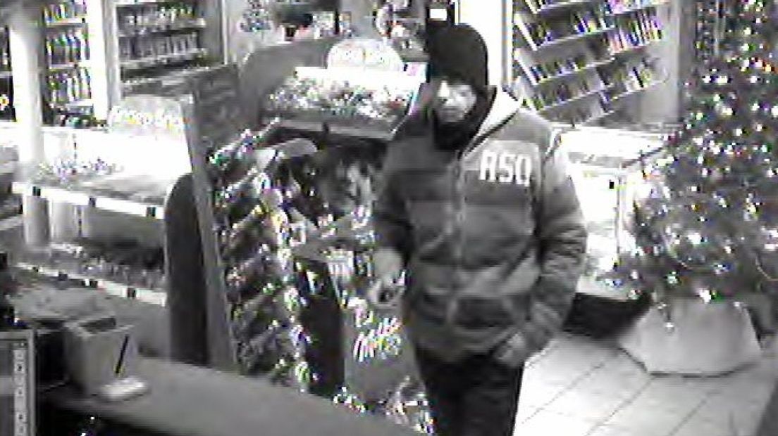 Politie zoekt overvaller tankstation