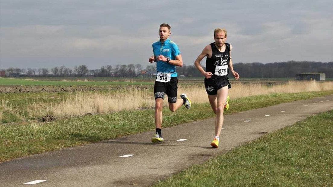 De kop van de wedstrijd (Adan (l), Harmes (r)) geeft elkaar weinig ruimte