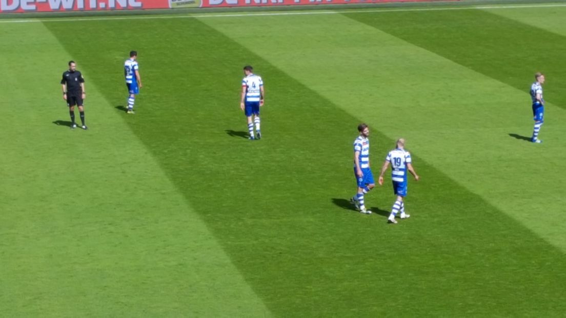 De Graafschap heeft zondag de play-offs voor promotie/degradatie definitief veilig gesteld. Al heeft het daar zelf weinig aan gedaan in de uitwedstrijd bij AZ. De Superboeren gingen met 4-1 onderuit.