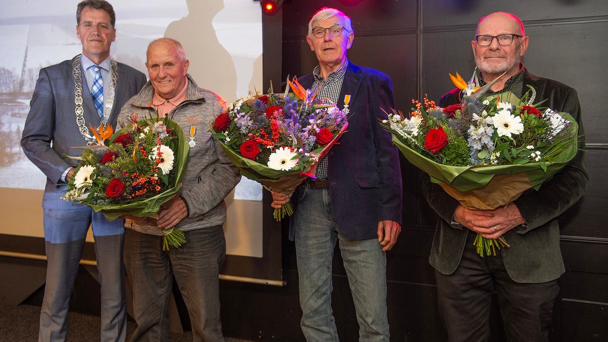 Drie bestuursleden Emmer ijsvereniging koninklijk onderscheiden