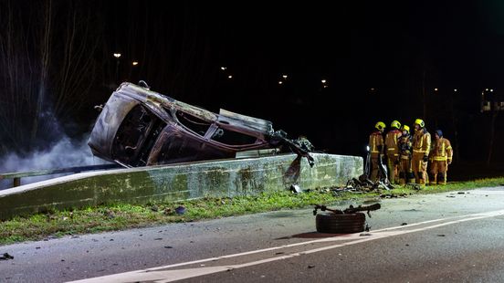 Dode bij ernstig ongeluk op belangrijke toegangsweg naar Maassluis. Dode bij ernstig ongeluk op belangrijke toegangsweg naar Maassluis.