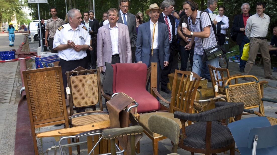 Een stoelencollectie kon uit het gebouw worden gered
