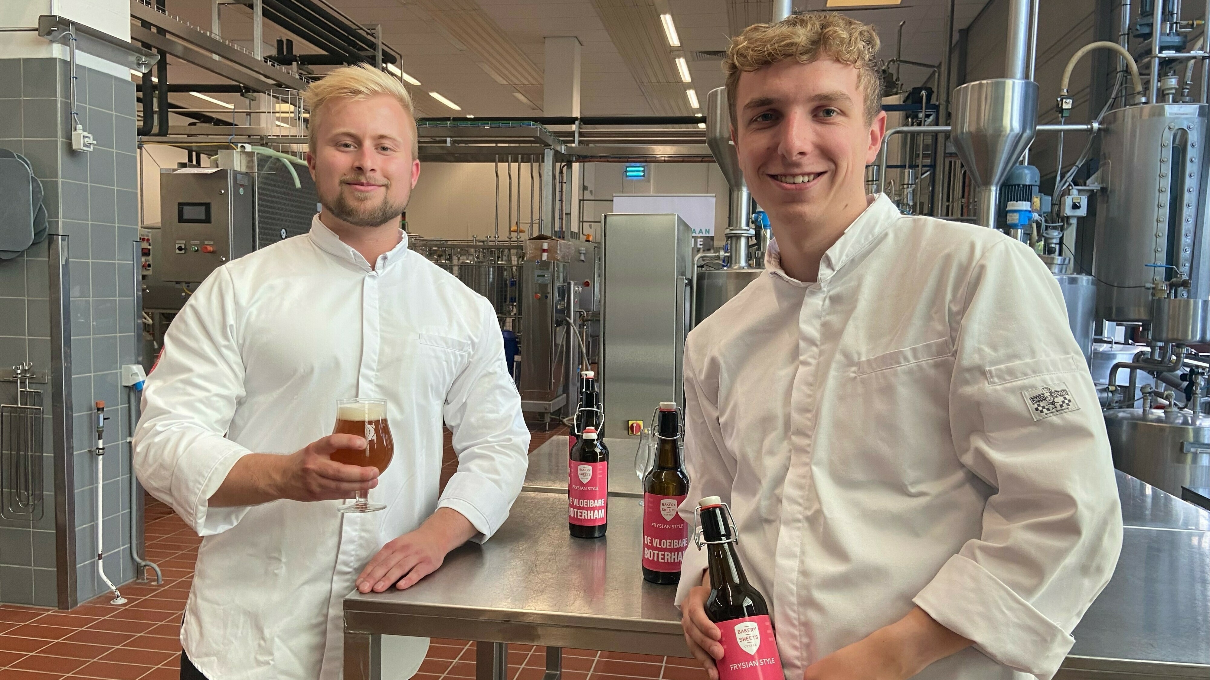 Michel Schaafsma en Wouter de Beer met hun biertje