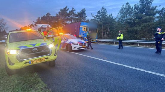 Vrachtwagenchauffeur gewond na botsing op A28