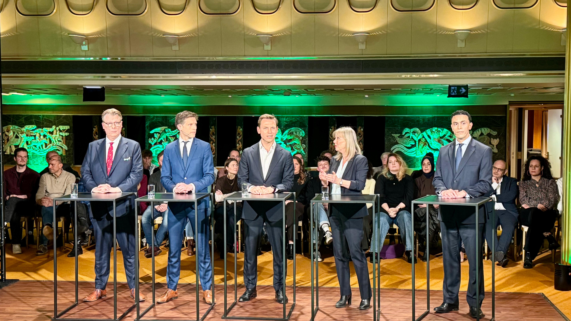 Van links naar rechts: de lijsttrekkers van Leefbaar, GL-PvdA, VVD, D66 en Denk tijdens het verkiezingsdebat van TV Rijnmond.