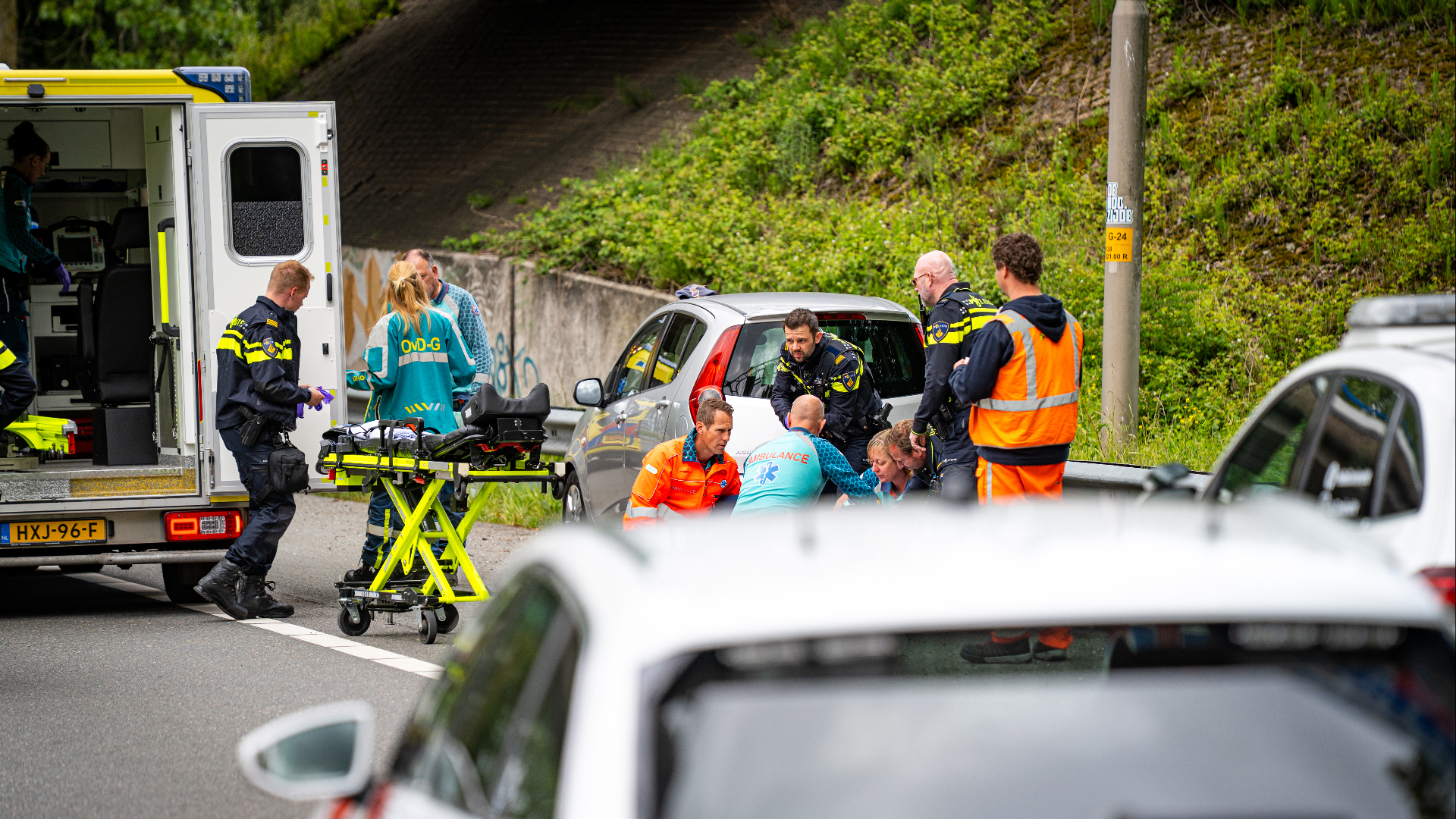 Hulpdiensten waren aanwezig om de man te helpen, dat mocht niet meer baten