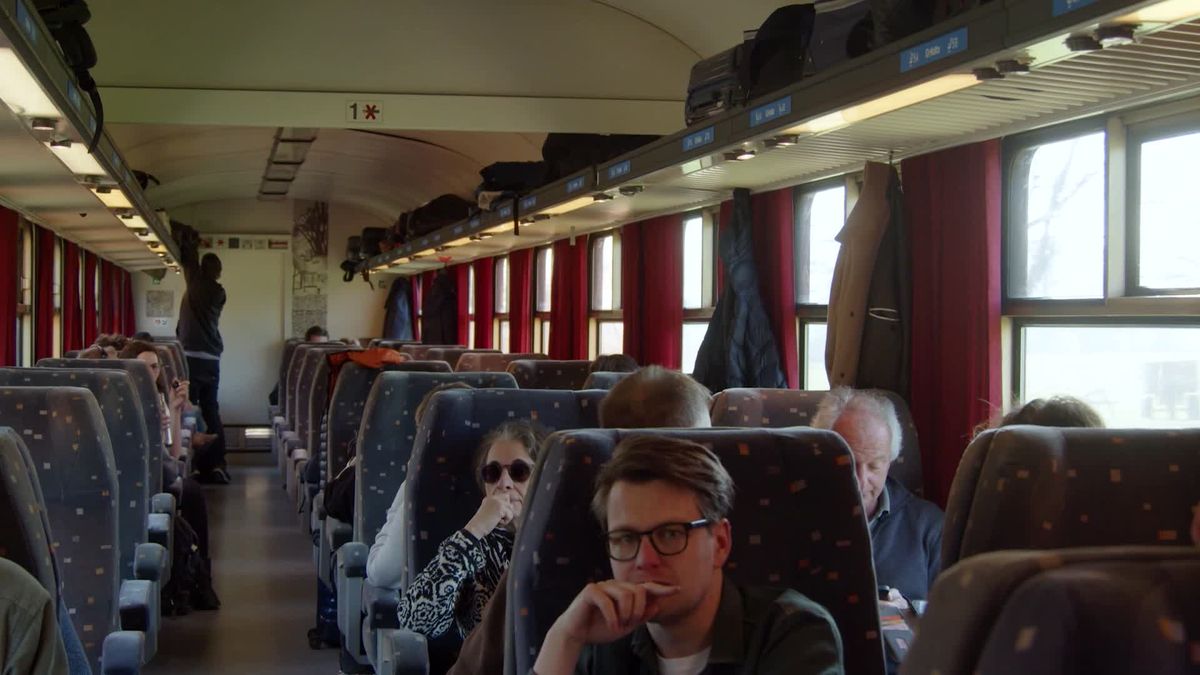 De eerste GoVolta trein naar Hamburg, rijdt station Hengelo binnen.