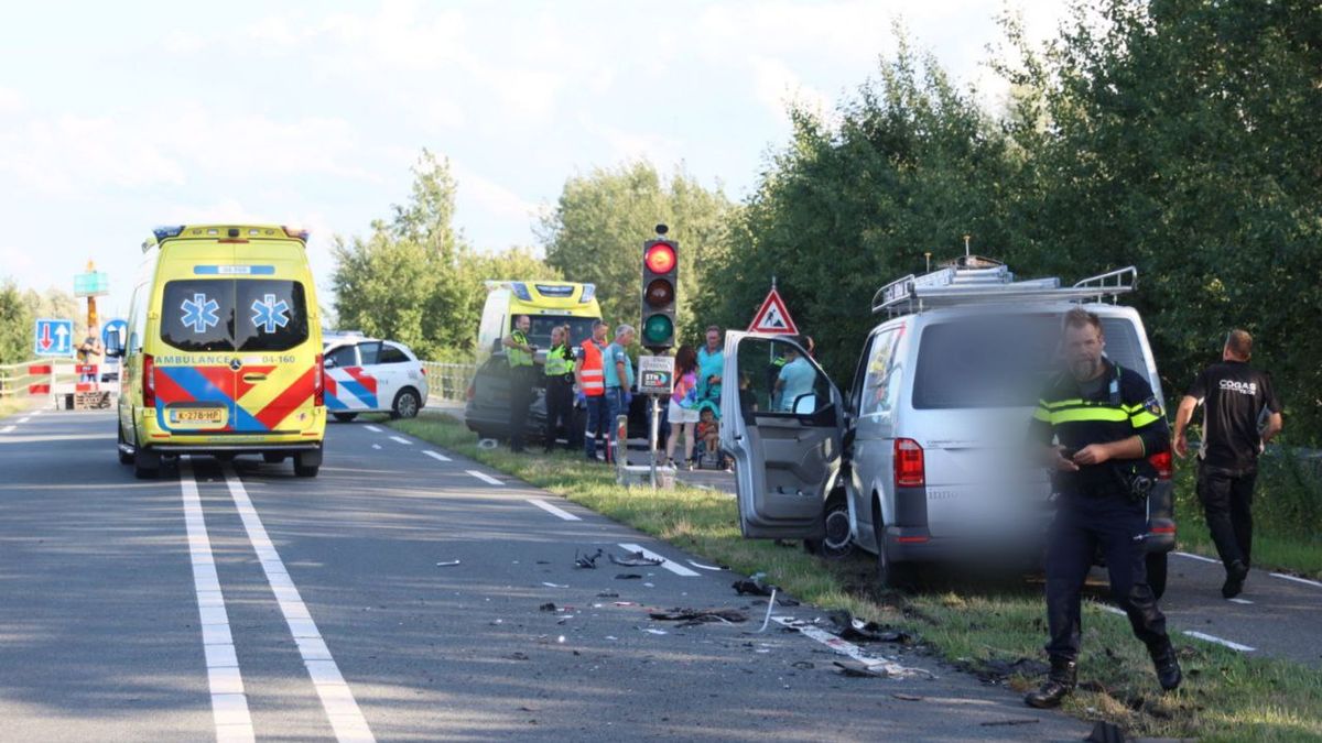 112 nieuws: Kop-staartbotsing bij Belt-Schutsloot, één persoon gewond