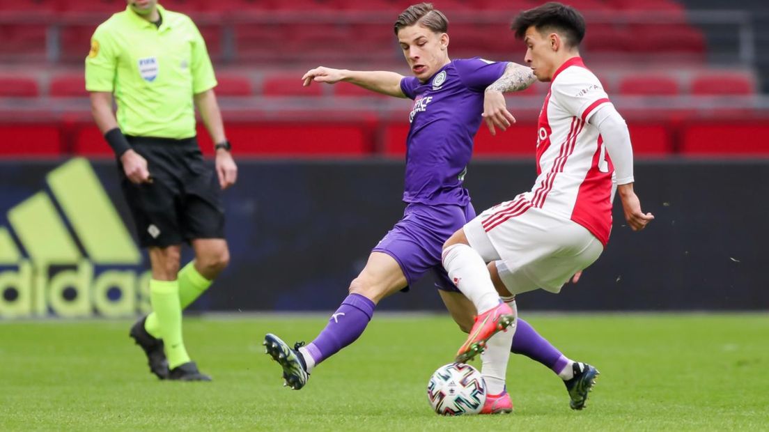 Tomas Suslov vecht een verbeten duel uit met Ajax-speler Martinez