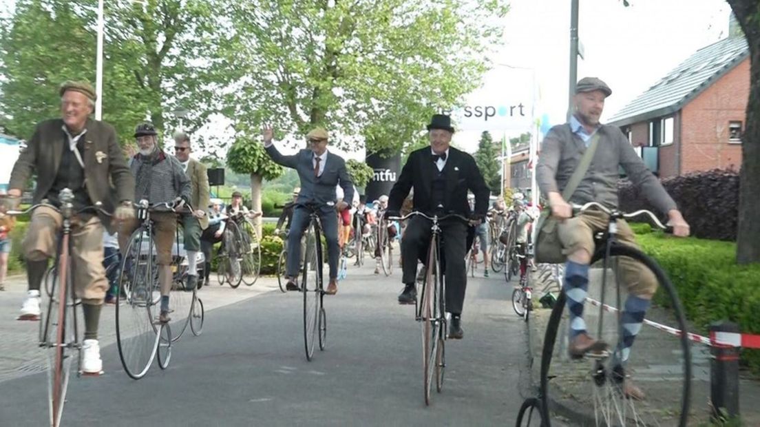 Hoge bi-fietsers in Rhenoy