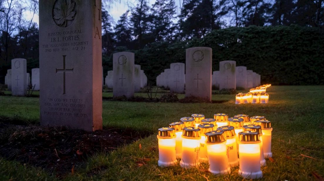 Lichtjes bij Canadese begraafplaats Holterberg