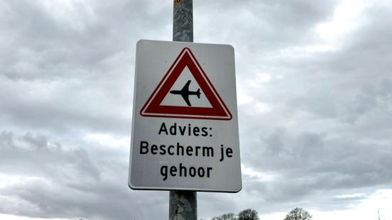 Verkeersbord voor fietsers bij vliegbasis Leeuwarden: bescherm je oren Nieuws
