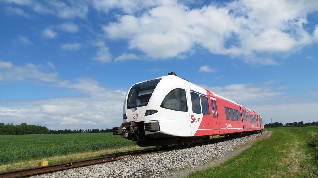 De Arriva-trein op het spoor in Groningen