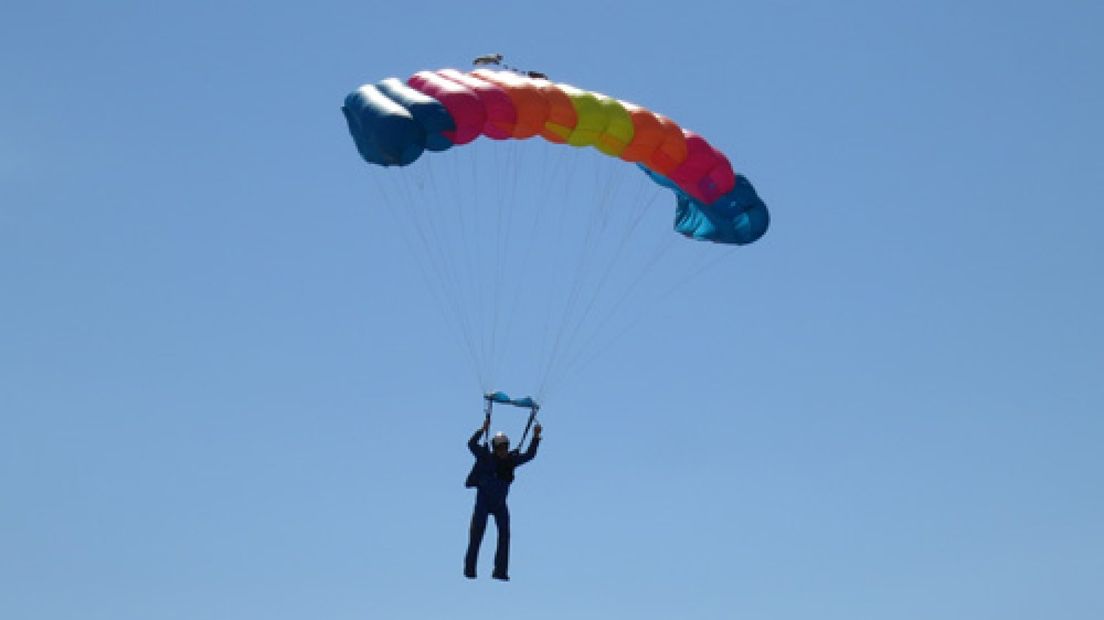 Parachutisten doen recordpoging formatiespringen in Teuge