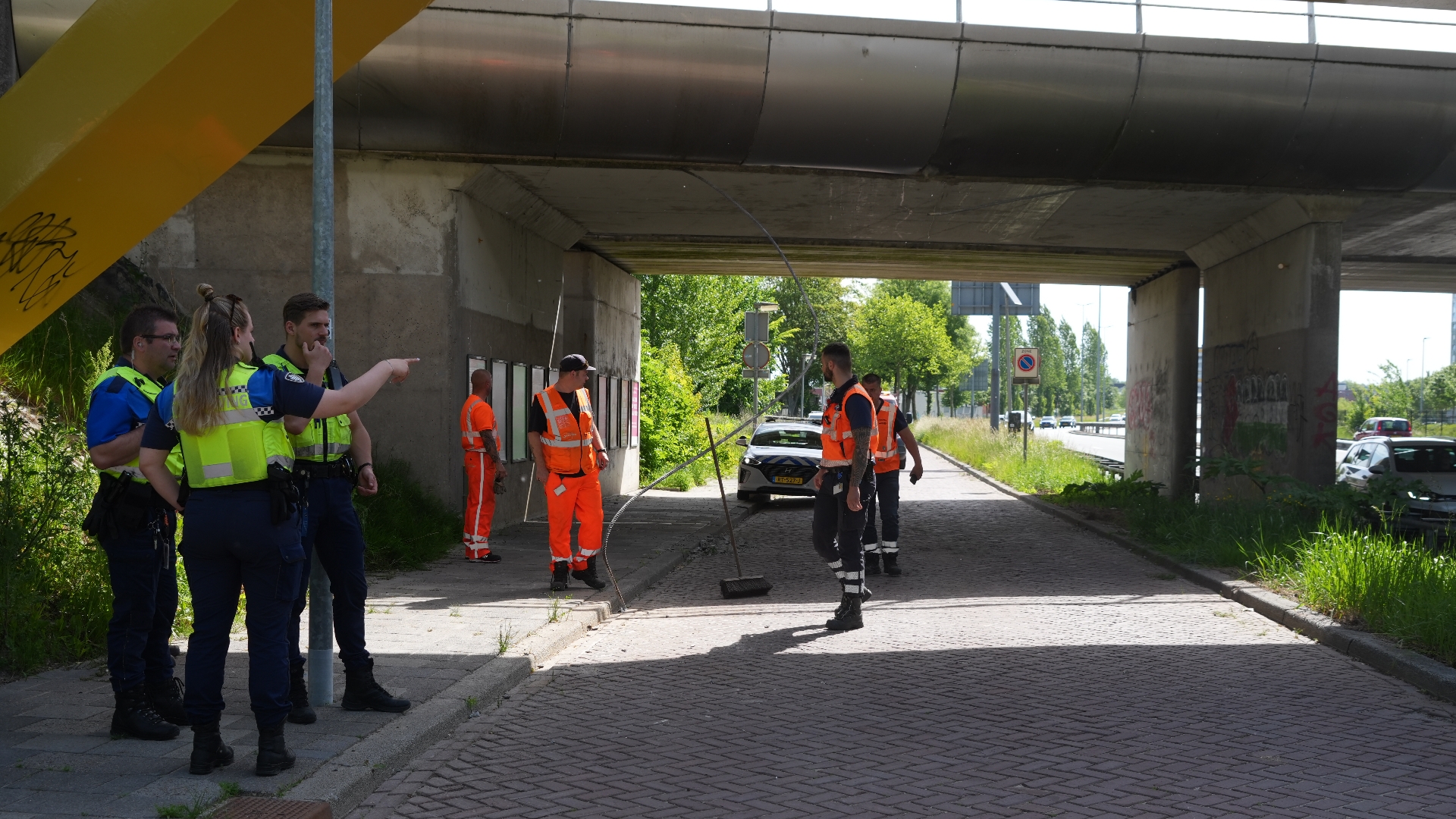 Voertuig ramt spoorbrug in Stad • Fietser aangereden in Stad.