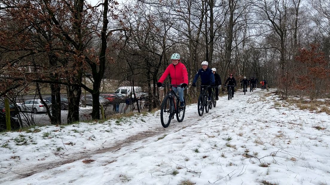 Wethouders Treep en Dijksterhuis zijn niet bekend met mountainbiken maar rijden toch een deel van de route: "Het is leuk om te doen."