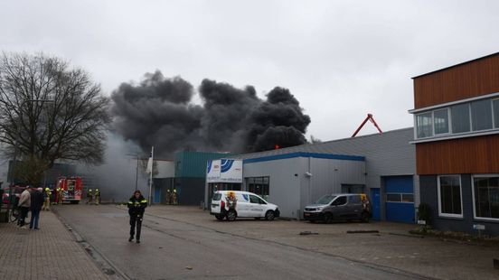 Grote brand in bedrijfspand
