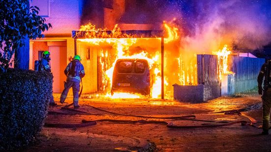 Busje onder carport in brand • ongeluk met vrachtwagen op A1. Busje onder carport in brand • ongeluk met vrachtwagen op A1.