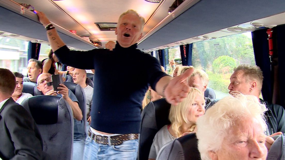 Bussen vertrekken vanuit Amsterdam om het Amsterdamse feestje in Meppel mee te maken (Rechten: Archief RTV Drenthe)