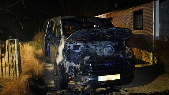 Bedrijfsbus in vlammen op bij vakantiepark