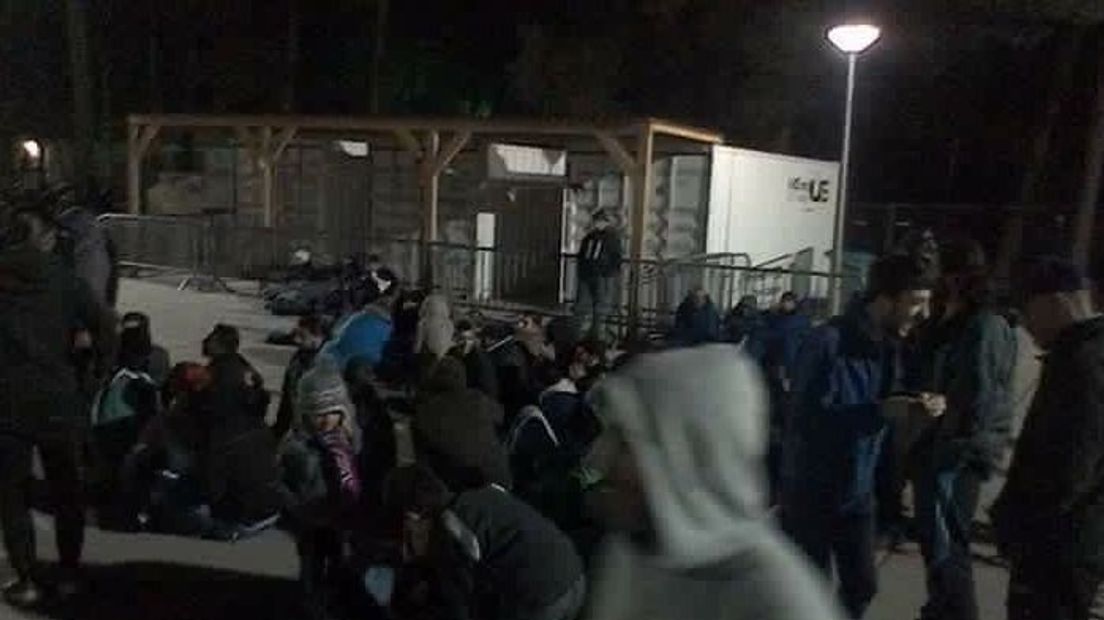 Enkele tientallen vluchtelingen protesteren tegen de omstandigheden op kamp Heumensoord. Het gaat om zo'n 15 tot 20 personen die bij de receptie achter het hek lagen afgelopen nacht.
