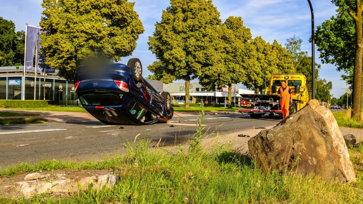 112 Nieuws: Auto raakt steen en slaat over de kop in Hengelo