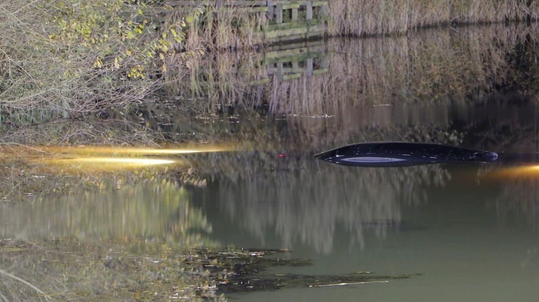 Auto rolt vijver in in Diepenheim