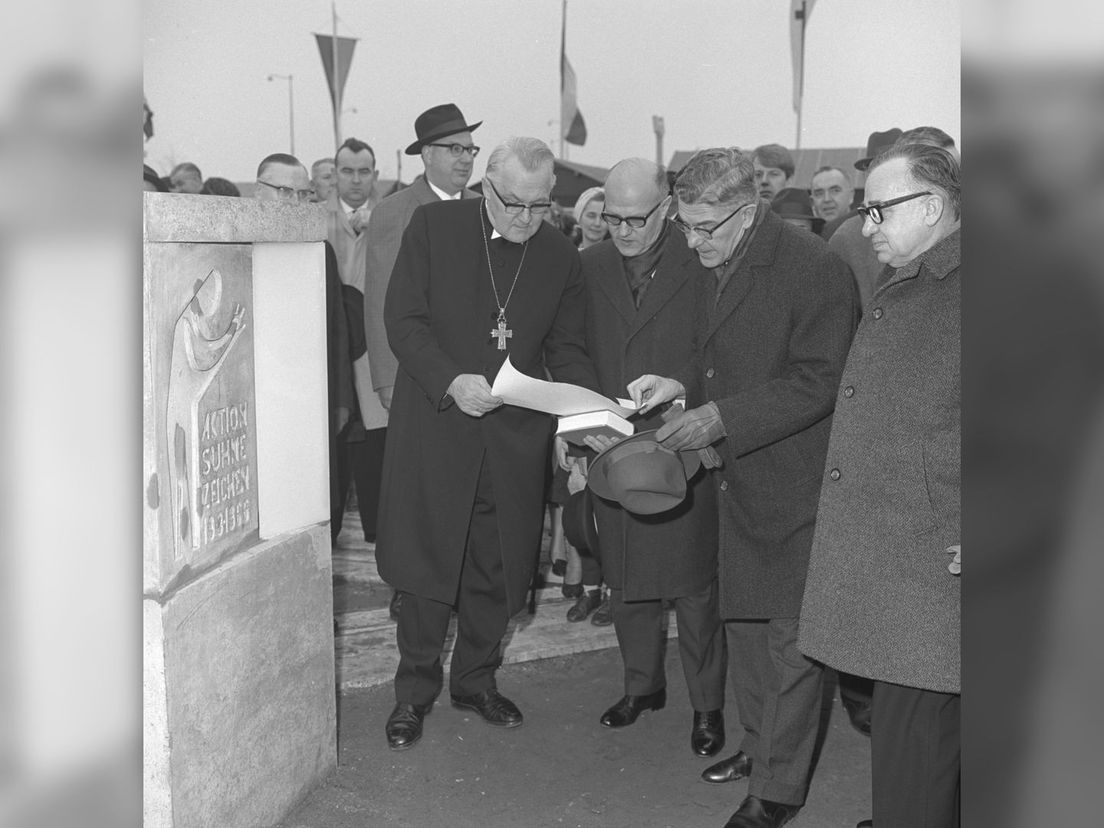 oa Burgemeester Thomassen bij de 1e steenlegging (maart 1966)