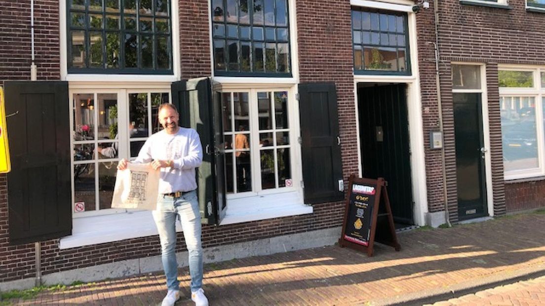 Bedrijfsleider van The Duke of Ozz met illustratie van zijn café