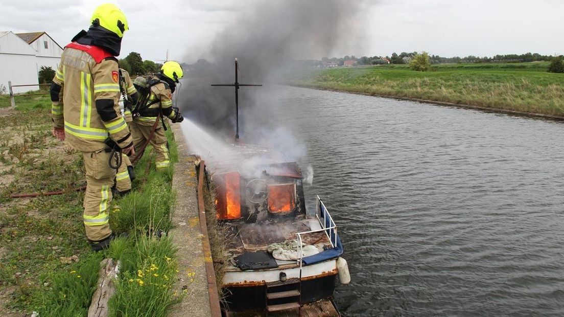 De brandweer rukte 's middags uit om de boot te blussen.