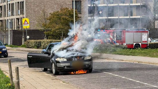 Rijdende auto in brand • vaten olie gedumpt