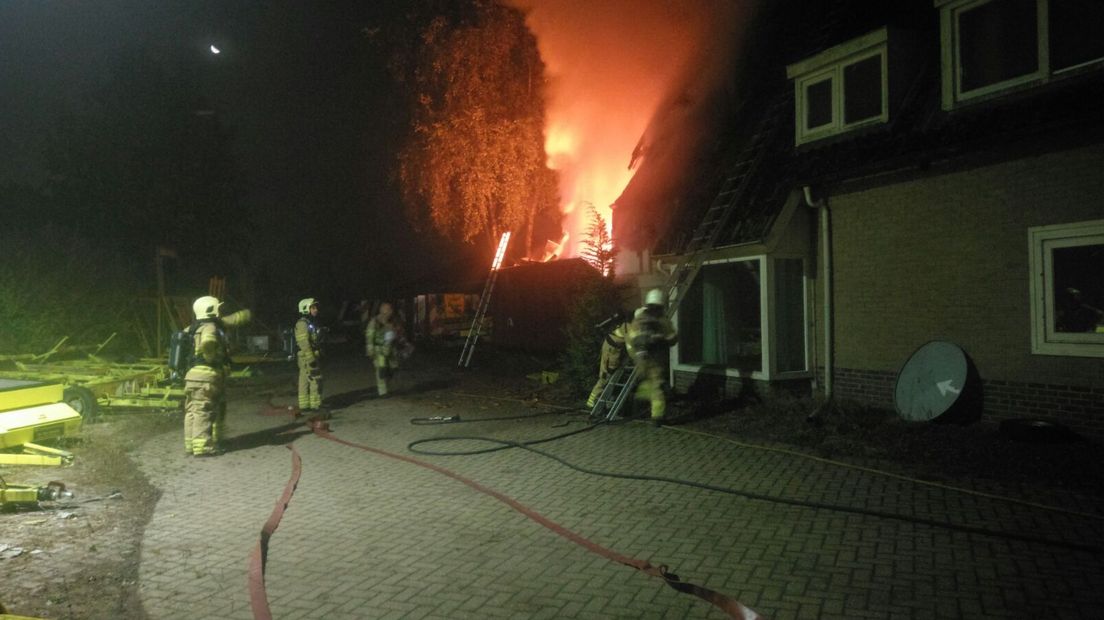 Een leegstaande woning aan de Stoutenburgerlaan in Hoevelaken is in de nacht van zaterdag op zondag deels afgebrand. De brand brak rond half twee uit.