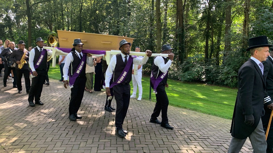 De Wi Kan Doe dragers bij het crematorium in Usselo