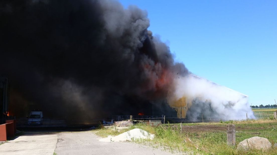 Bij de brand komt veel rook vrij (Rechten: Van Oost Media)