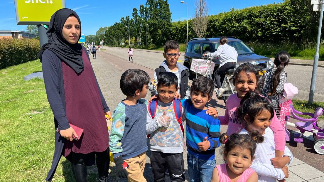 De kinderen van het AZC komen terug van school