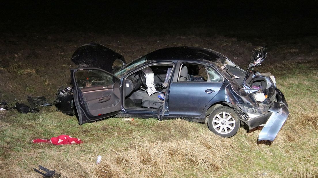 Auto vliegt uit de bocht tussen Zierikzee en de Zeelandbrug