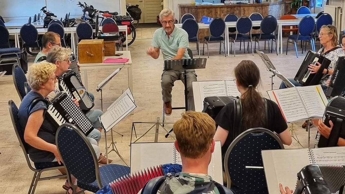 Een repetitie van Accordeon Vereniging Amersfoort in het vaste honk: Speeltuinvereniging Soesterkwartier.