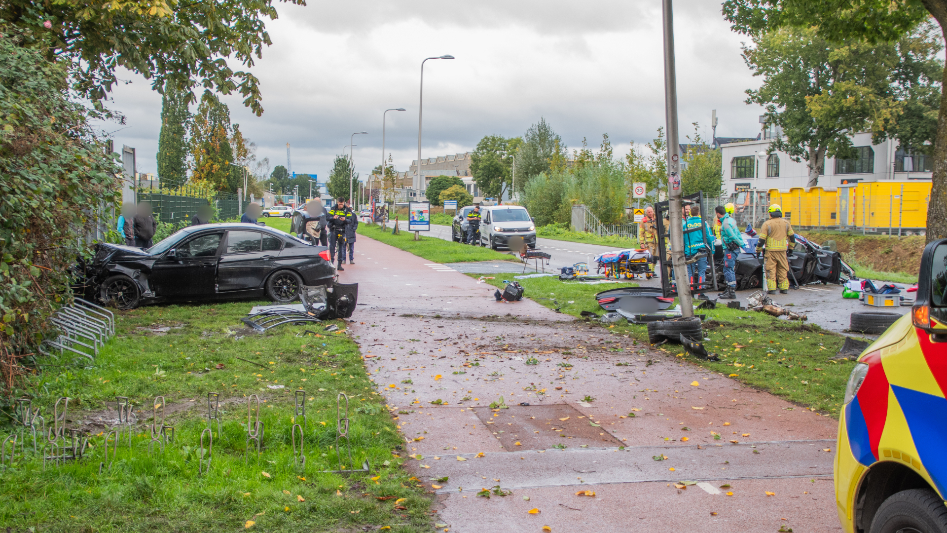 Zware botsing op Nijverheidsweg: slachtoffer uit auto geknipt