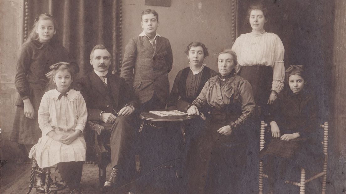 Het echtpaar Van der Veen-Oldenburger en hun kinderen in 1917 (Rechten: Familie Vanderveen)