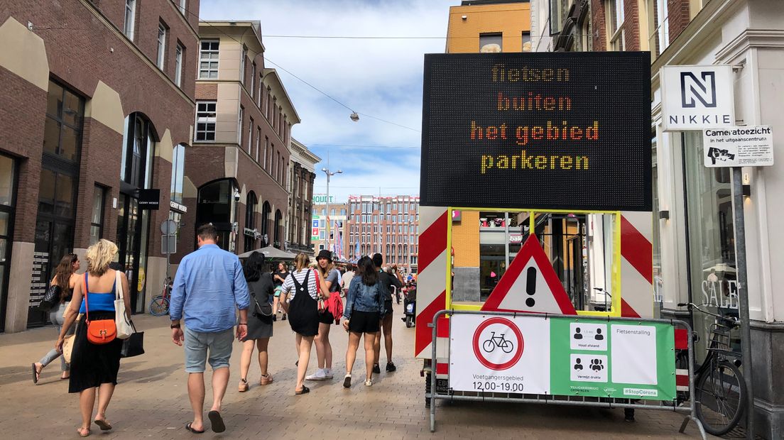 Een waarschuwingsbord om fietsen elders te parkeren