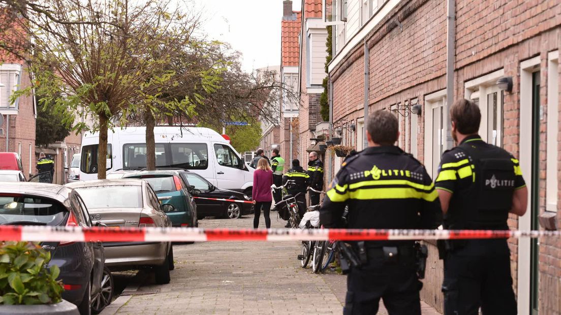 Politie zet straat af met linten.