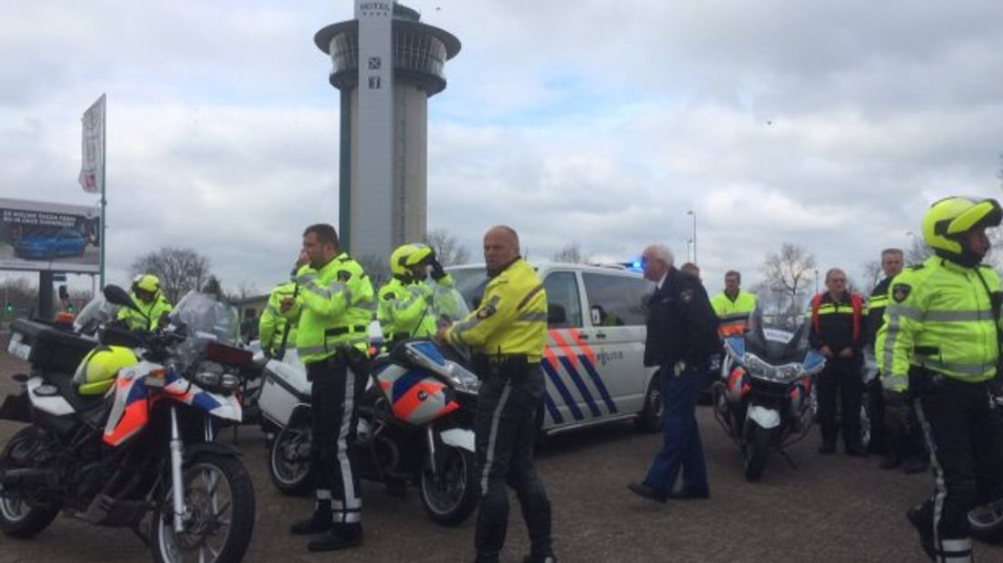 De stoet ging even van de weg af om filevorming te voorkomen