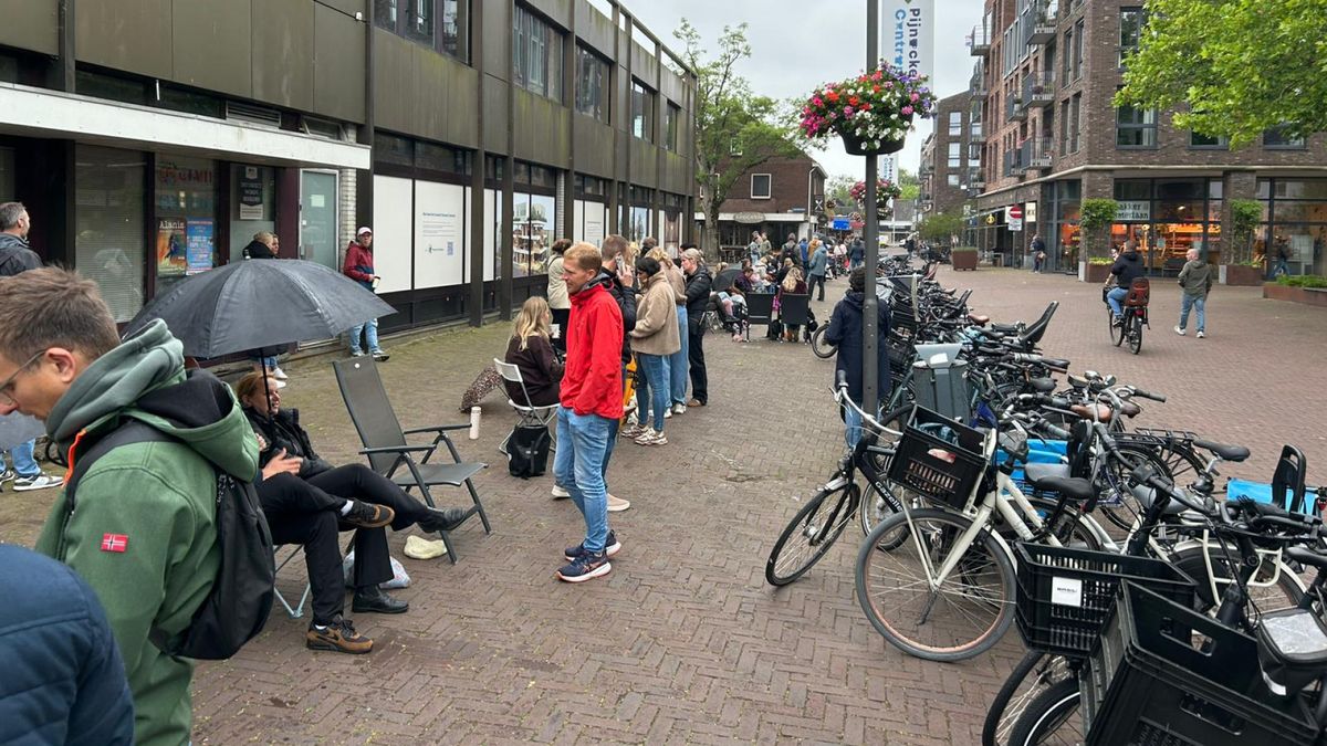 Honderden ouders wachten urenlang in rij voor kaartjes iconische speelweek: 'Was er al om 4.40 uur'