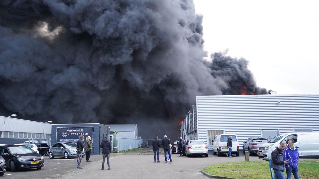 Bij de brand komt veel zwarte rook vrij